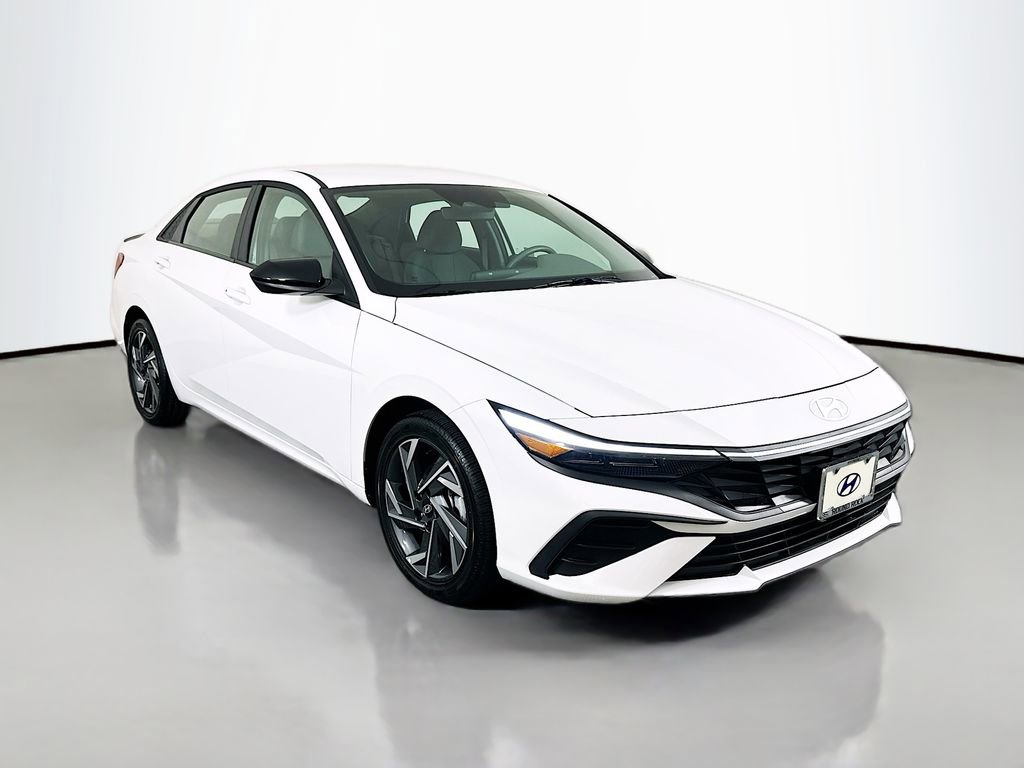 Certified 2025 Hyundai Elantra SEL image 3