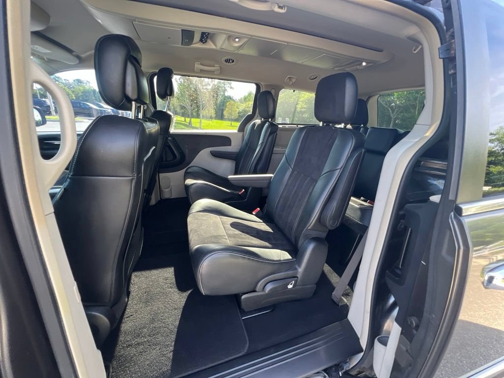 Used 2014 Chrysler Town & Country Touring-L FWD image 36