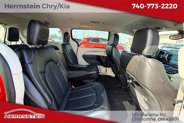Used 2024 Chrysler Pacifica Touring-L image 27