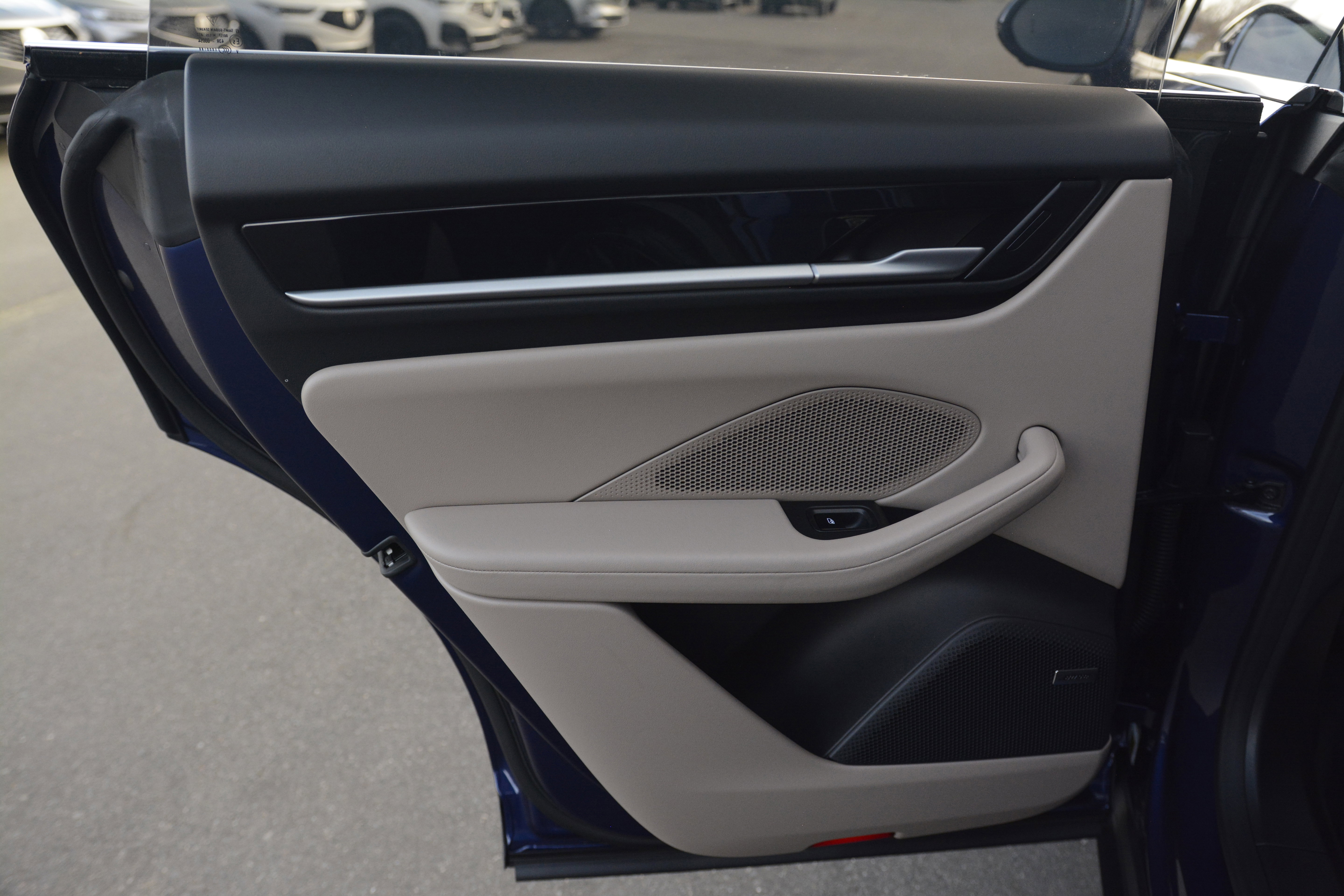 Certified 2025 Porsche Macan 4S Electric image 36