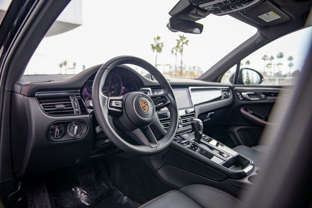 Certified 2025 Porsche Macan image 4