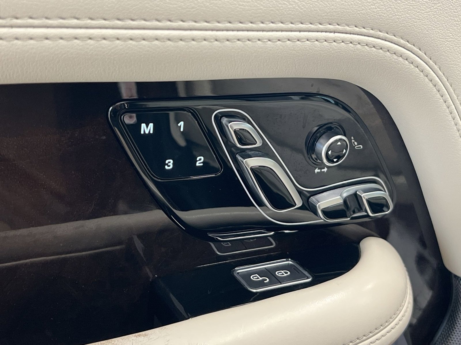 Used 2019 Land Rover Range Rover HSE image 28