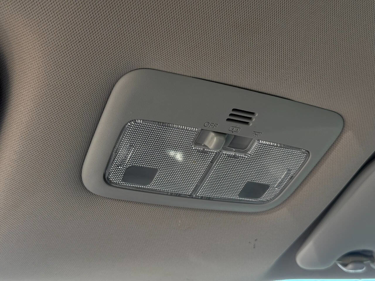 Used 2015 Toyota Corolla LE FWD image 28