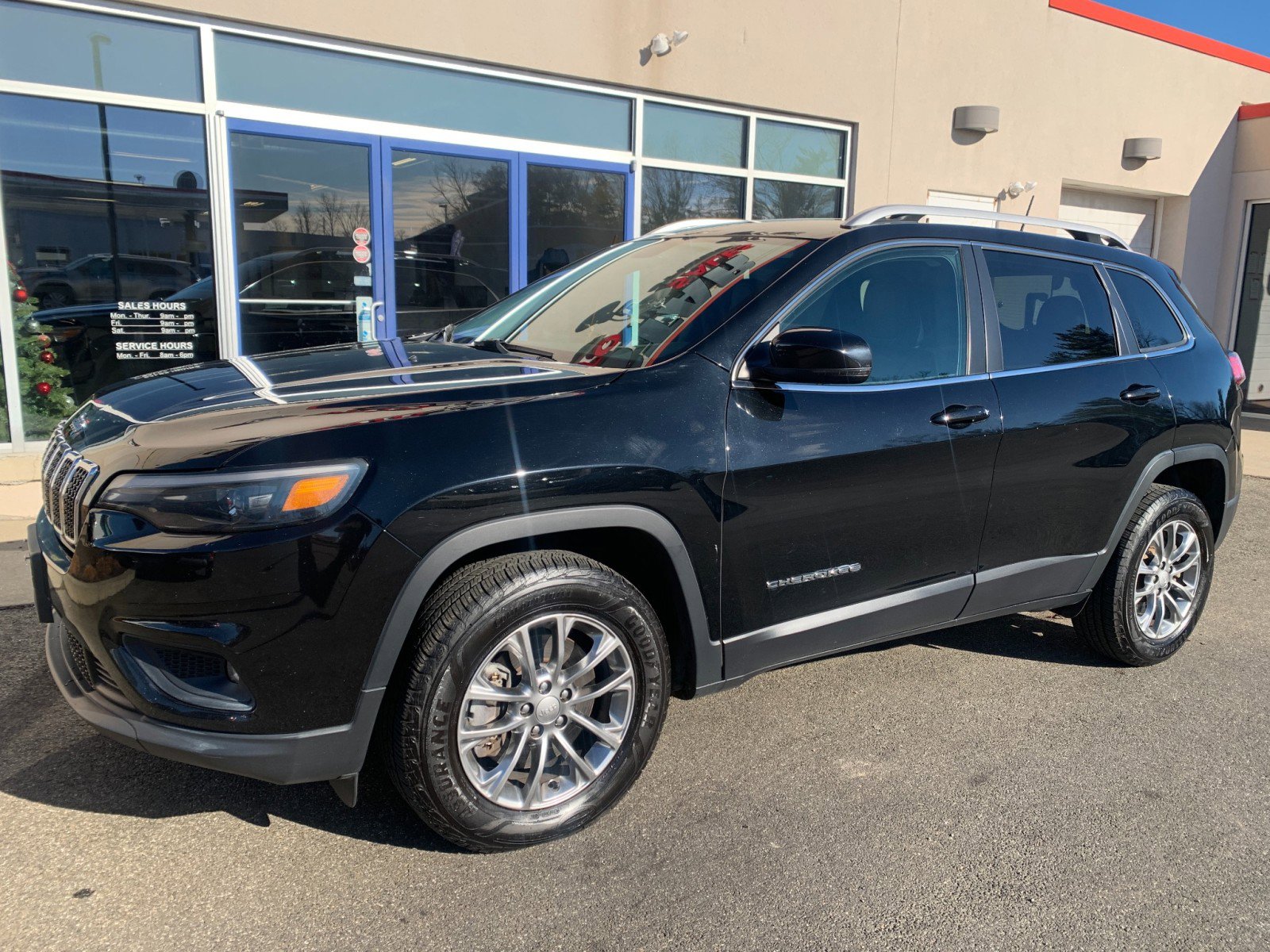 Used 2019 Jeep Cherokee Latitude Plus w/ Cold Weather Group image 1