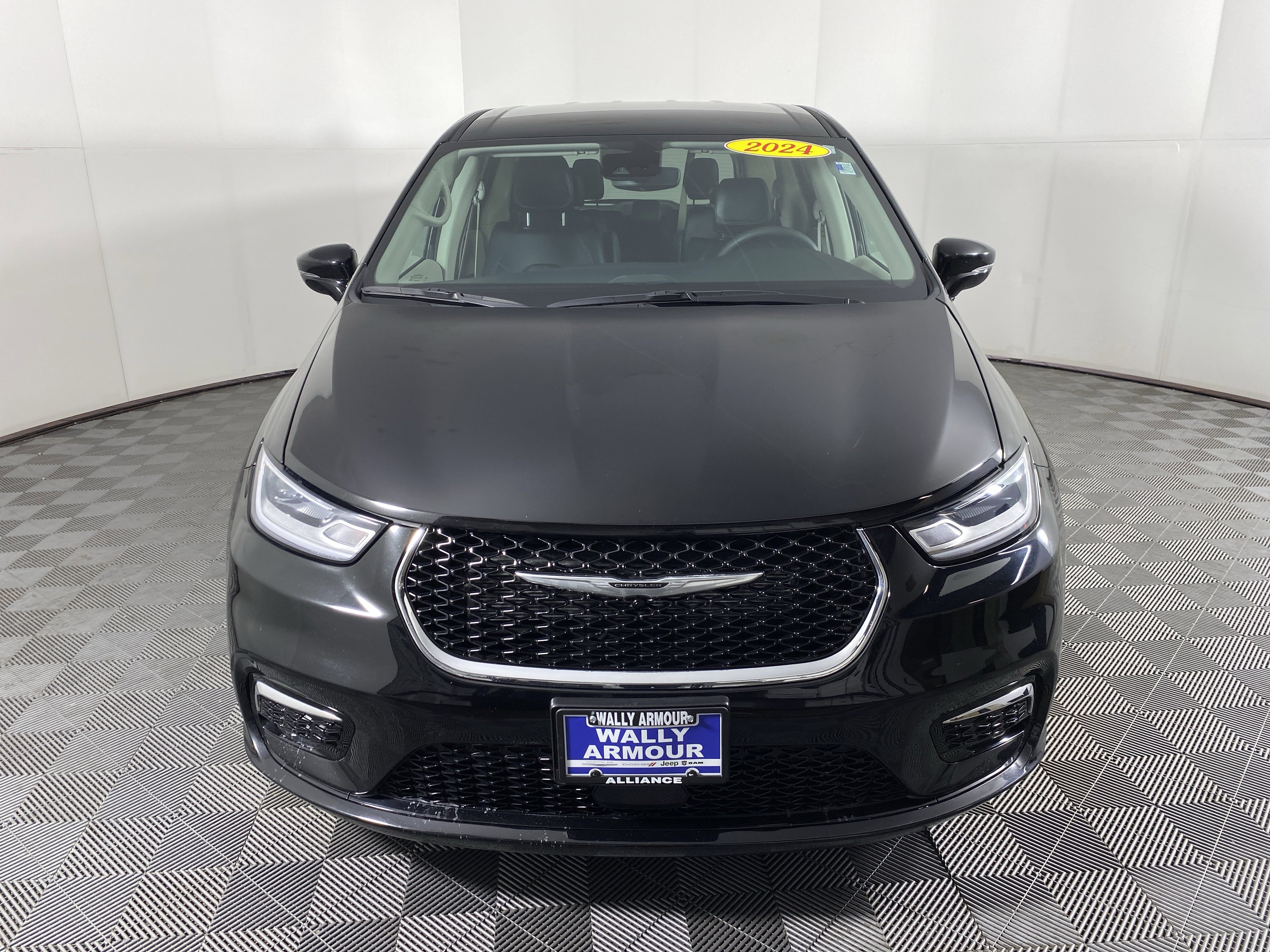Used 2024 Chrysler Pacifica Touring-L image 11