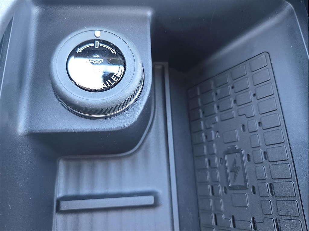 New 2025 Ford Expedition Active image 16