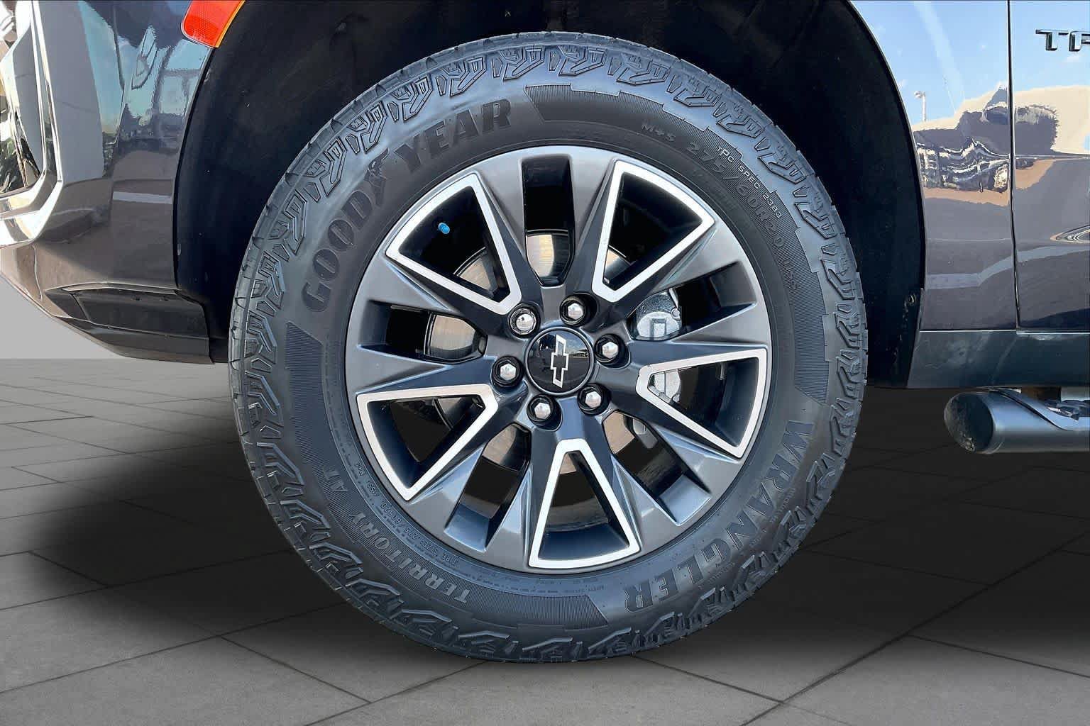 Used 2024 Chevrolet Tahoe Z71 w/ Luxury Package AWD/4WD image 12