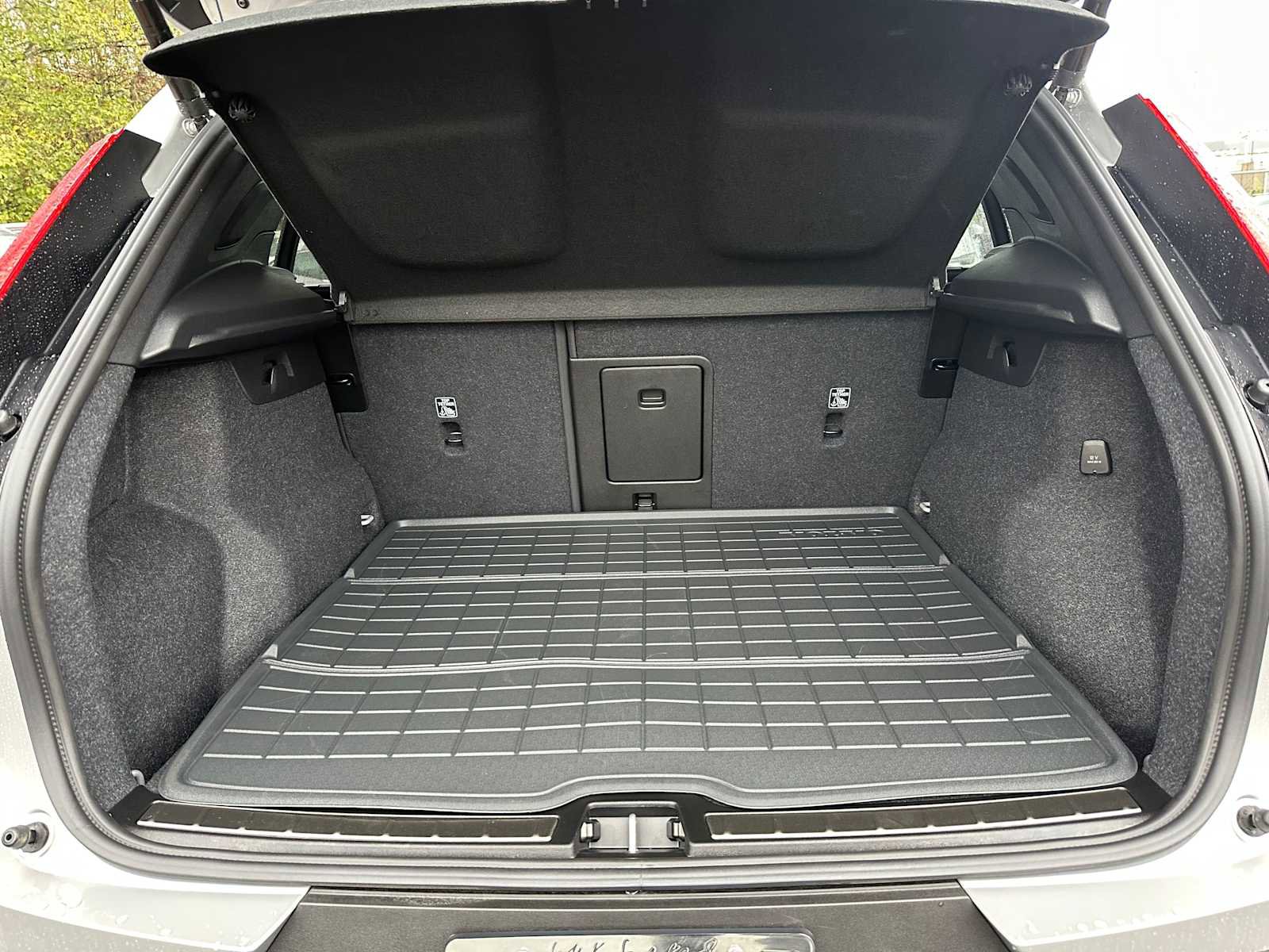 Used 2025 Volvo XC40 B5 Plus w/ Climate Package image 14