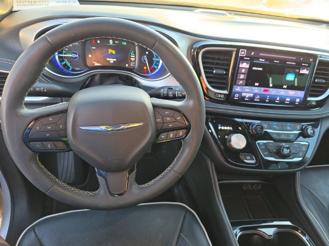 Used 2022 Chrysler Pacifica Limited w/ Uconnect Theater Family Group FWD image 9
