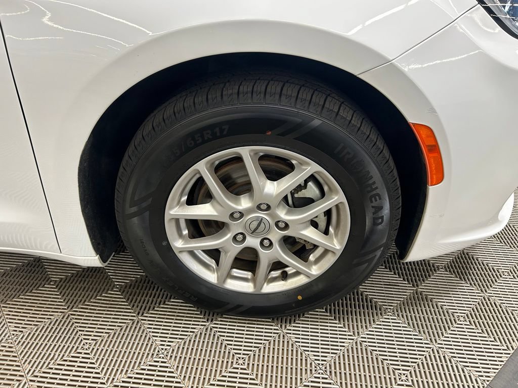 Used 2024 Chrysler Pacifica Touring-L FWD image 2