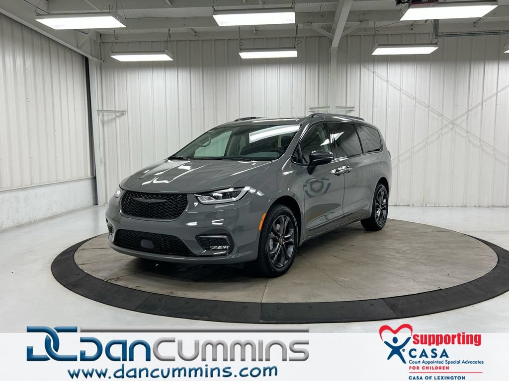 Used 2023 Chrysler Pacifica Touring-L w/ Uconnect Theater Family Group AWD/4WD image 1