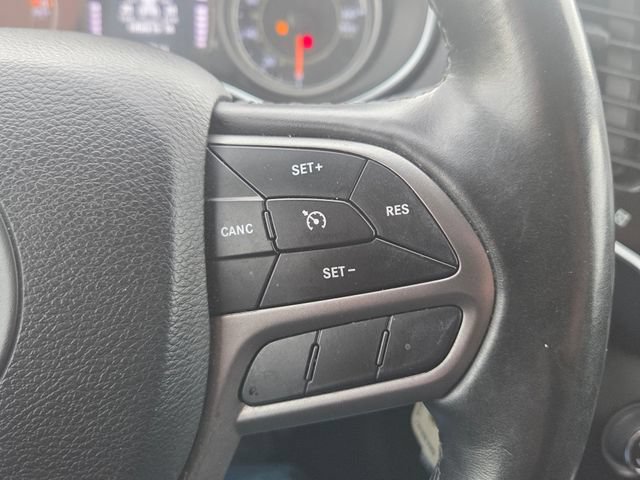 Used 2019 Jeep Cherokee Latitude w/ Cold Weather Group AWD/4WD image 38