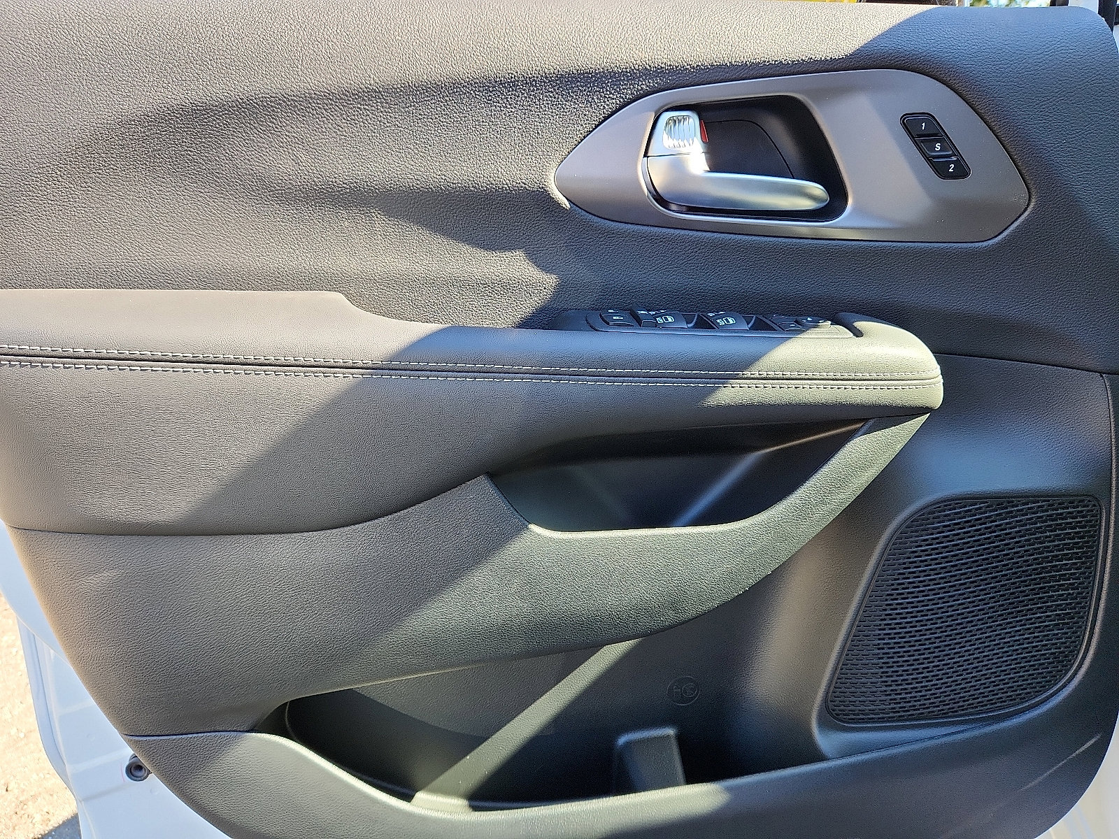 New 2026 Chrysler Pacifica Select image 8