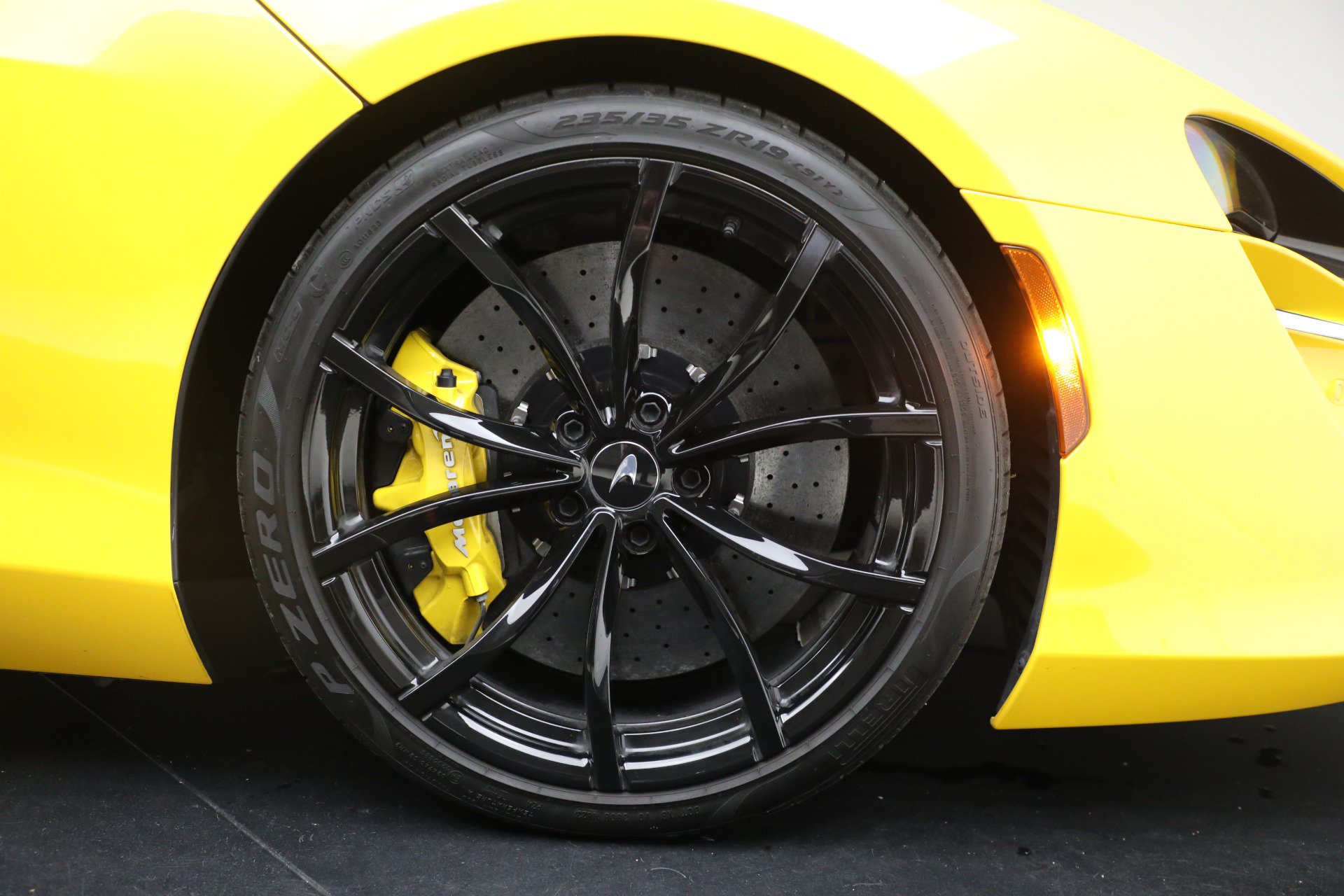 Used 2024 McLaren Artura RWD image 37