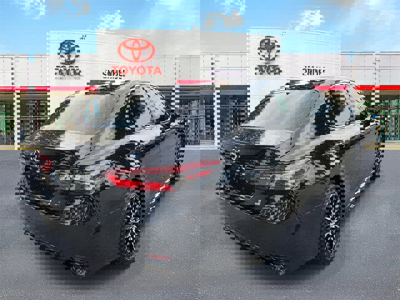 Used 2024 Toyota Camry SE image 3