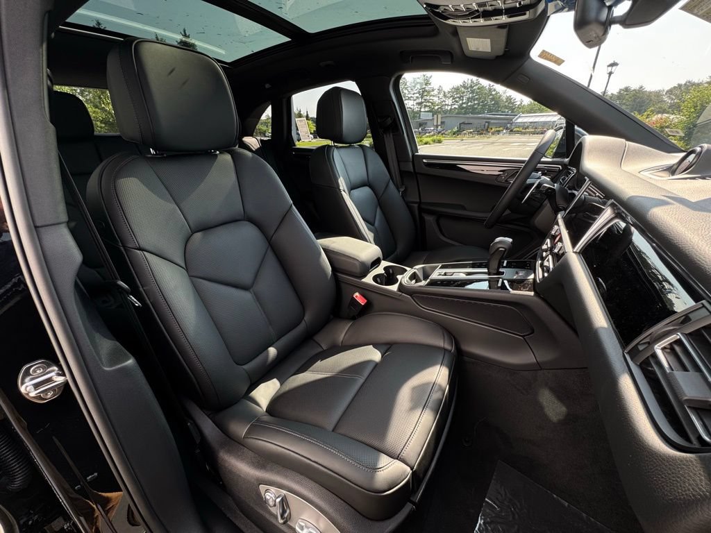 Certified 2025 Porsche Macan AWD/4WD image 29