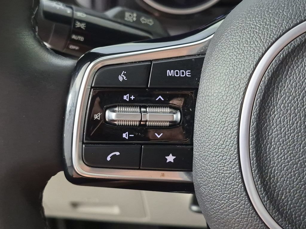 Used 2024 Kia Carnival EX FWD image 18
