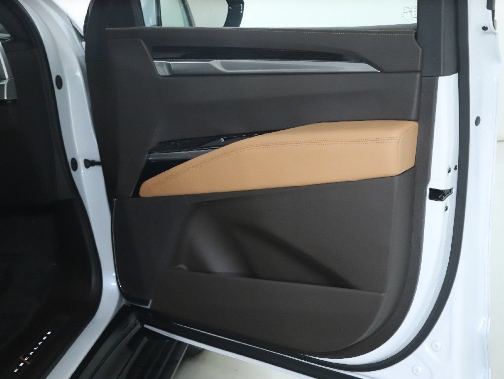 Used 2026 Cadillac Escalade Luxury w/ LPO, Floor Liner Package AWD/4WD image 39