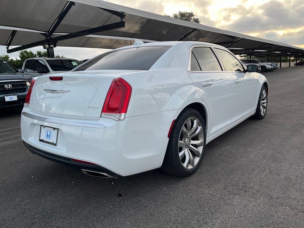 Used 2020 Chrysler 300 Touring w/ Chrome Appearance Package RWD image 4