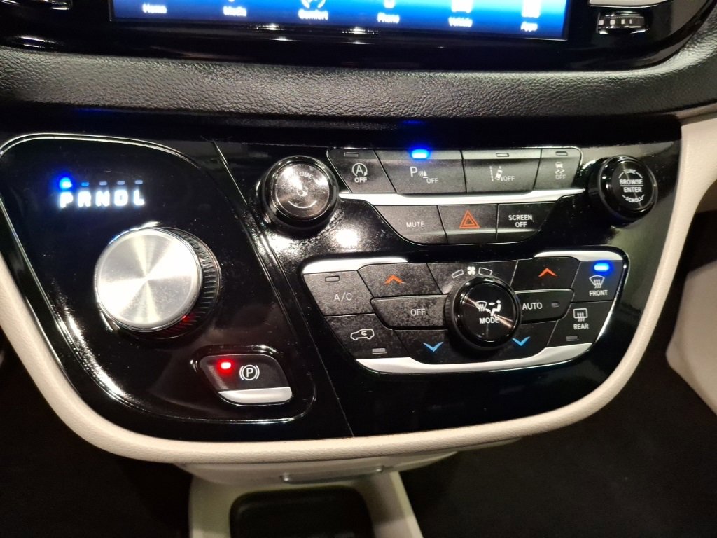 Used 2024 Chrysler Pacifica Touring-L image 24