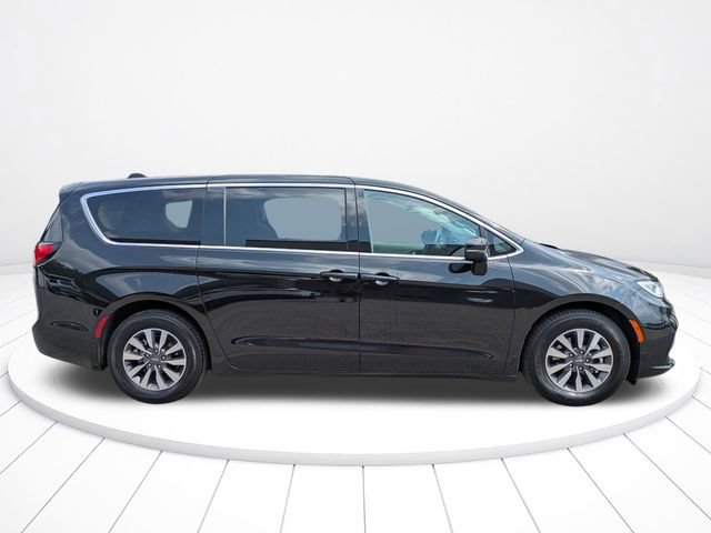 Used 2023 Chrysler Pacifica Touring-L FWD image 3