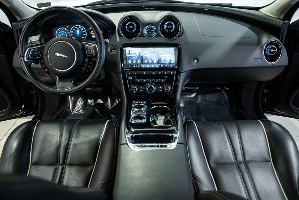 Used 2019 Jaguar XJ R-Sport image 26