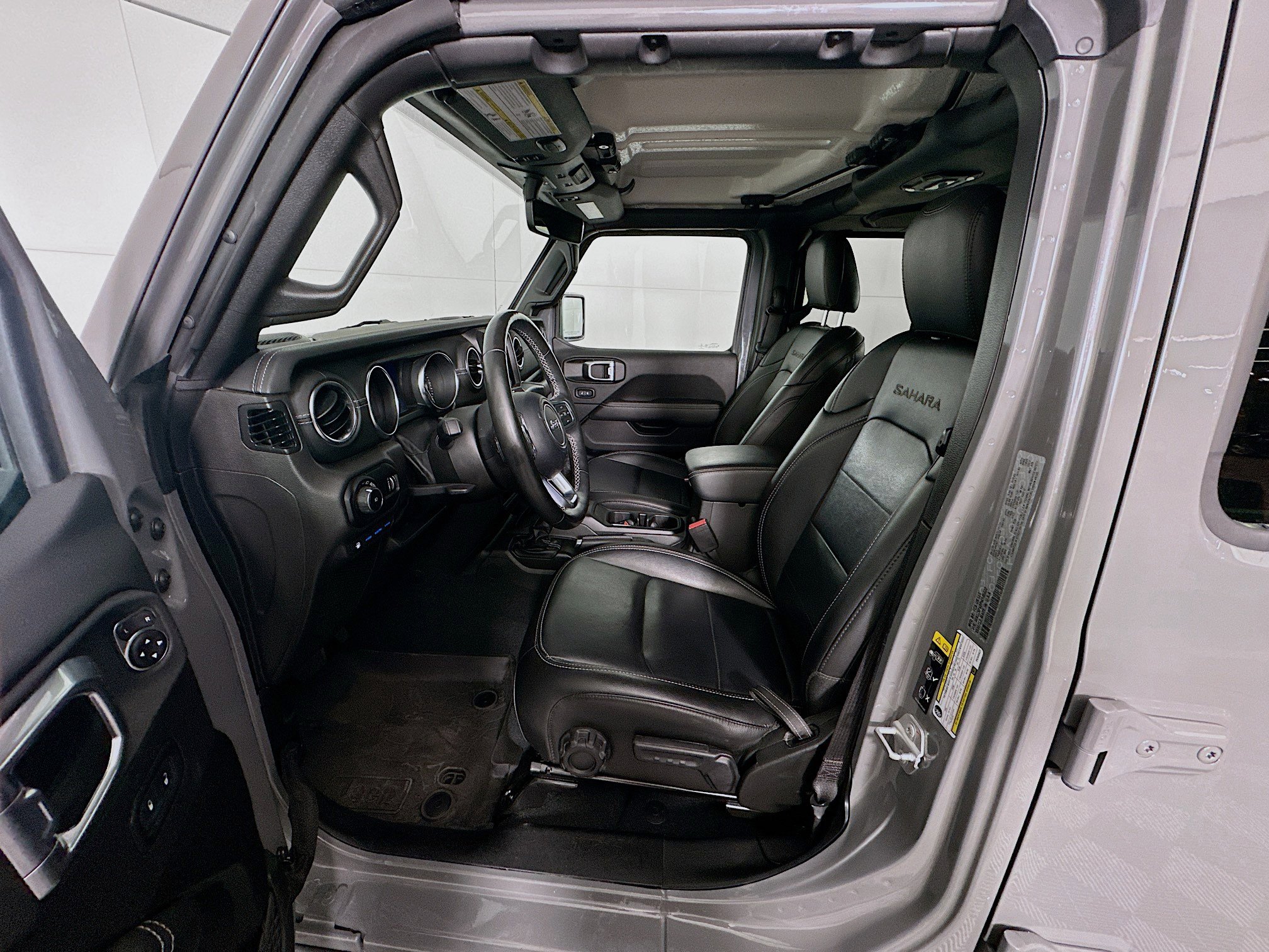 Used 2023 Jeep Wrangler Sahara w/ Cold Weather Group image 13