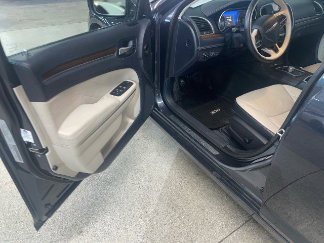 Used 2017 Chrysler 300 C Platinum w/ Safetytec Plus Group image 9