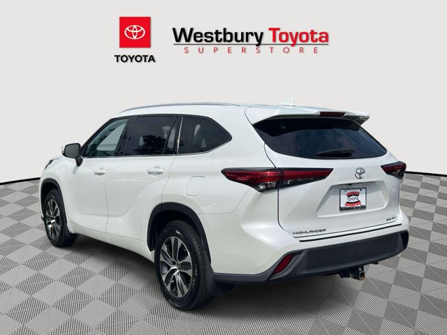 Used 2022 Toyota Highlander XLE AWD/4WD image 9