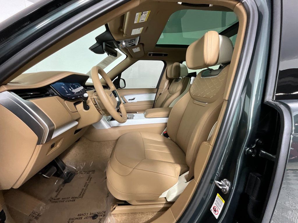 Used 2025 Land Rover Range Rover SV image 16