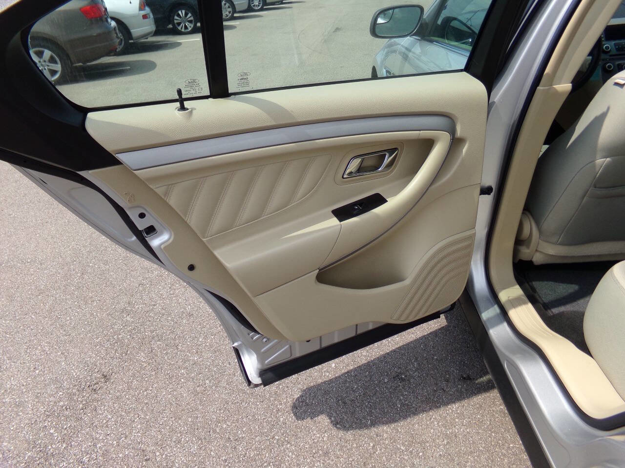 Used 2016 Ford Taurus SE image 14