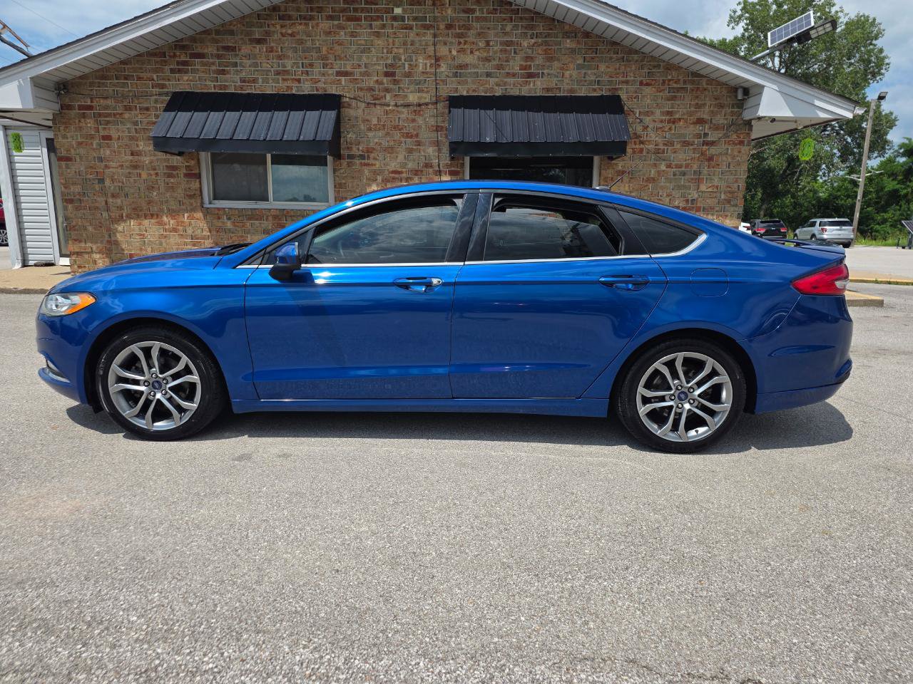 Used 2017 Ford Fusion SE w/ Equipment Group 201A FWD image 10