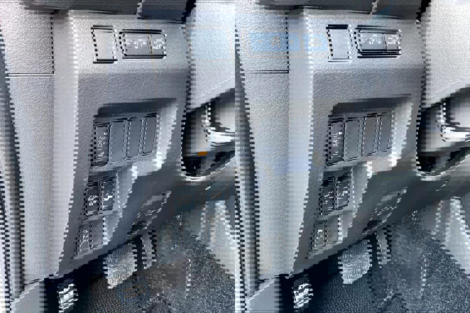 Used 2025 Nissan Frontier SV image 32