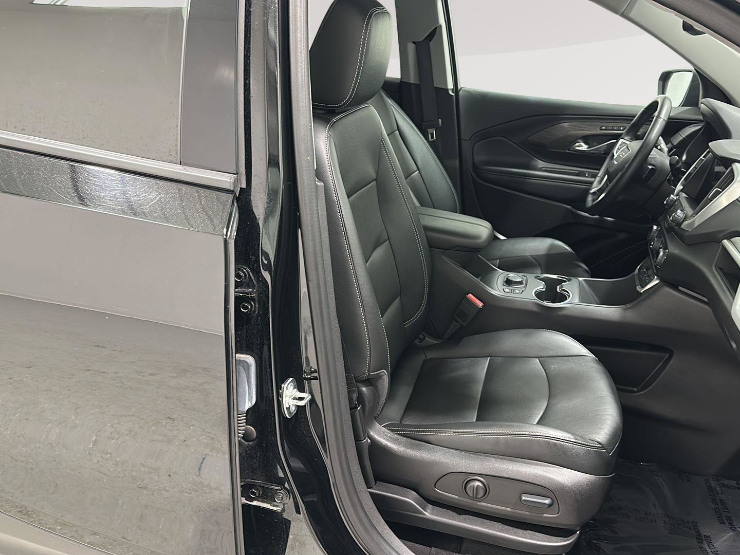 Used 2024 GMC Terrain SLT image 25