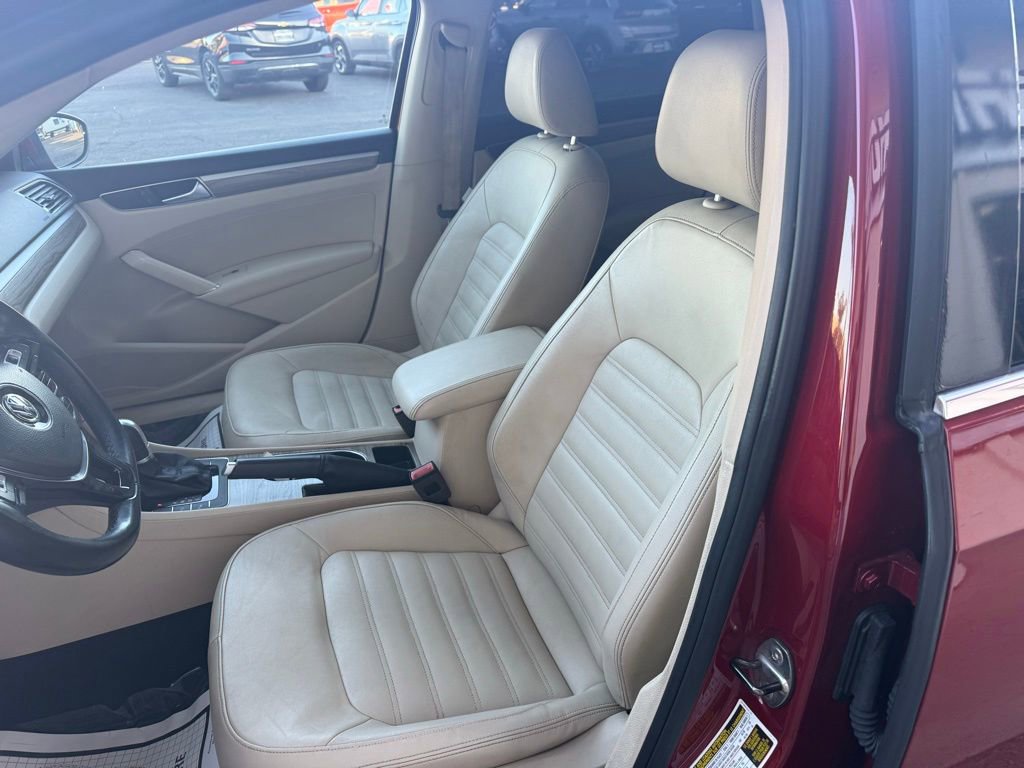 Used 2018 Volkswagen Passat 2.0T SEL Premium image 28