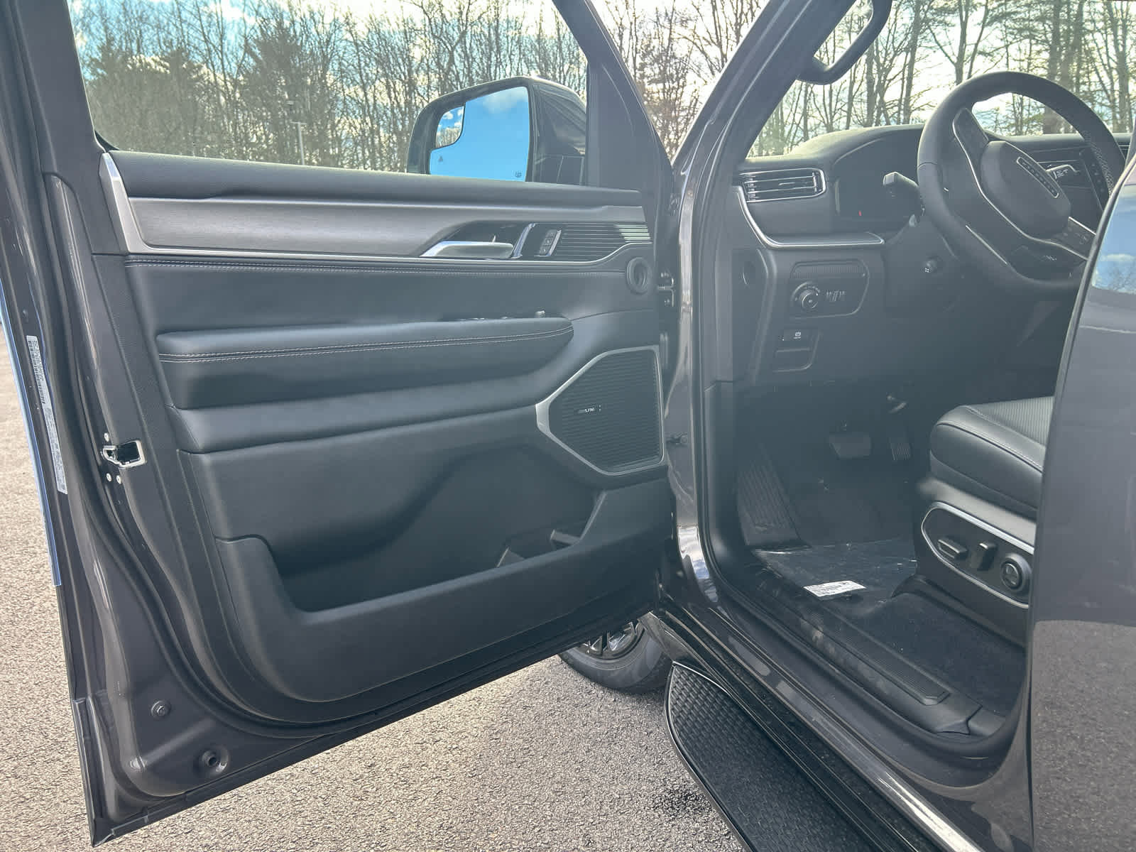 New 2025 Jeep Wagoneer L Series II w/ Premium Group I image 26