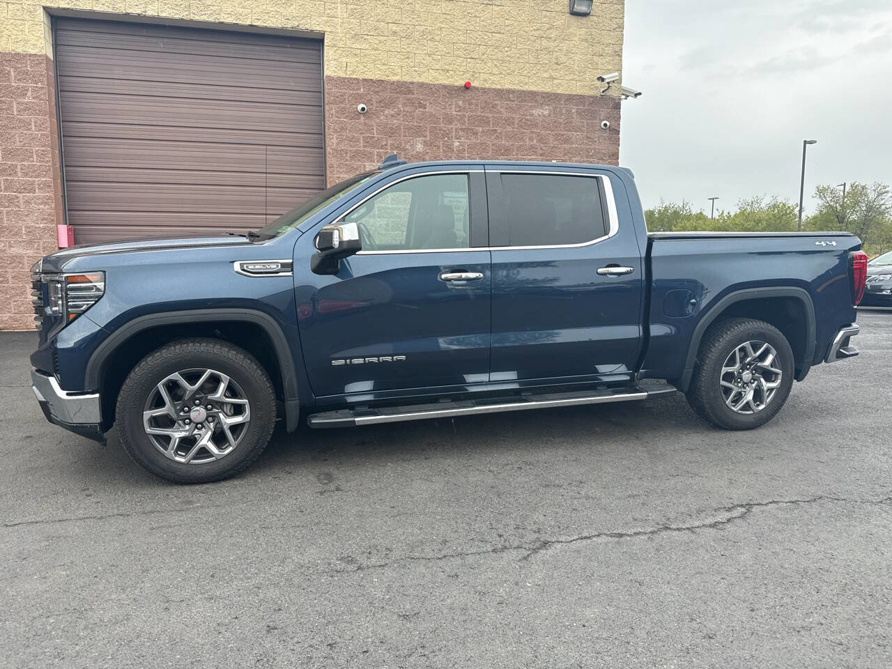 Used 2022 GMC Sierra 1500 SLT w/ SLT Premium Package AWD/4WD image 1