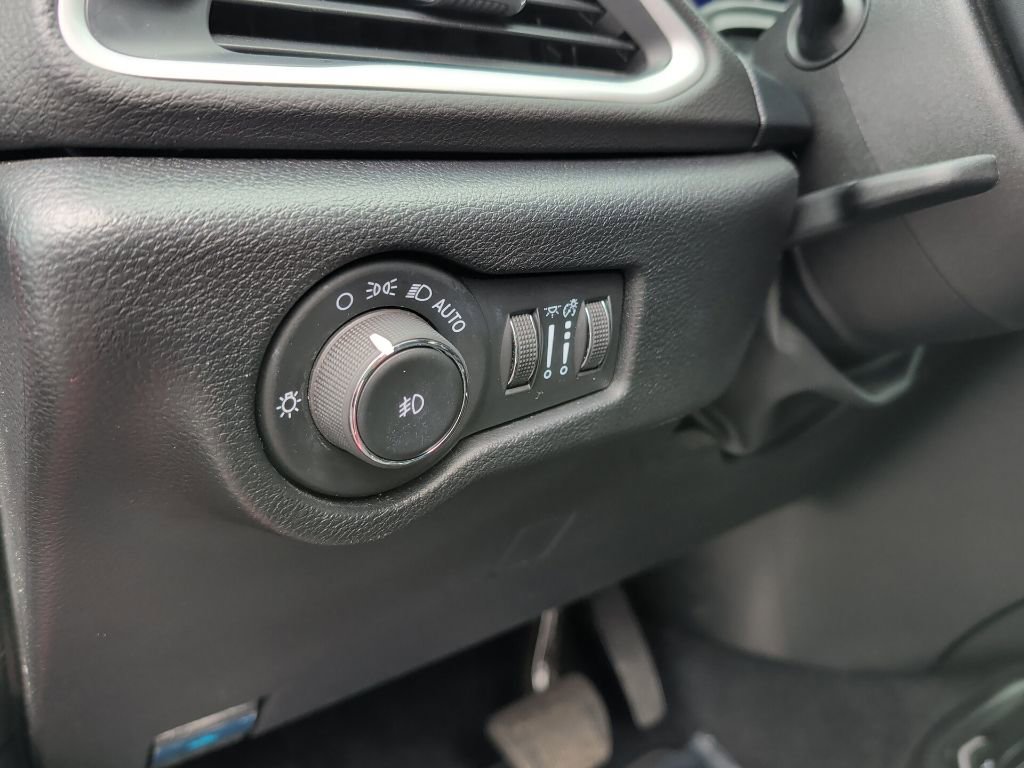 Used 2025 Chrysler Pacifica Select image 19