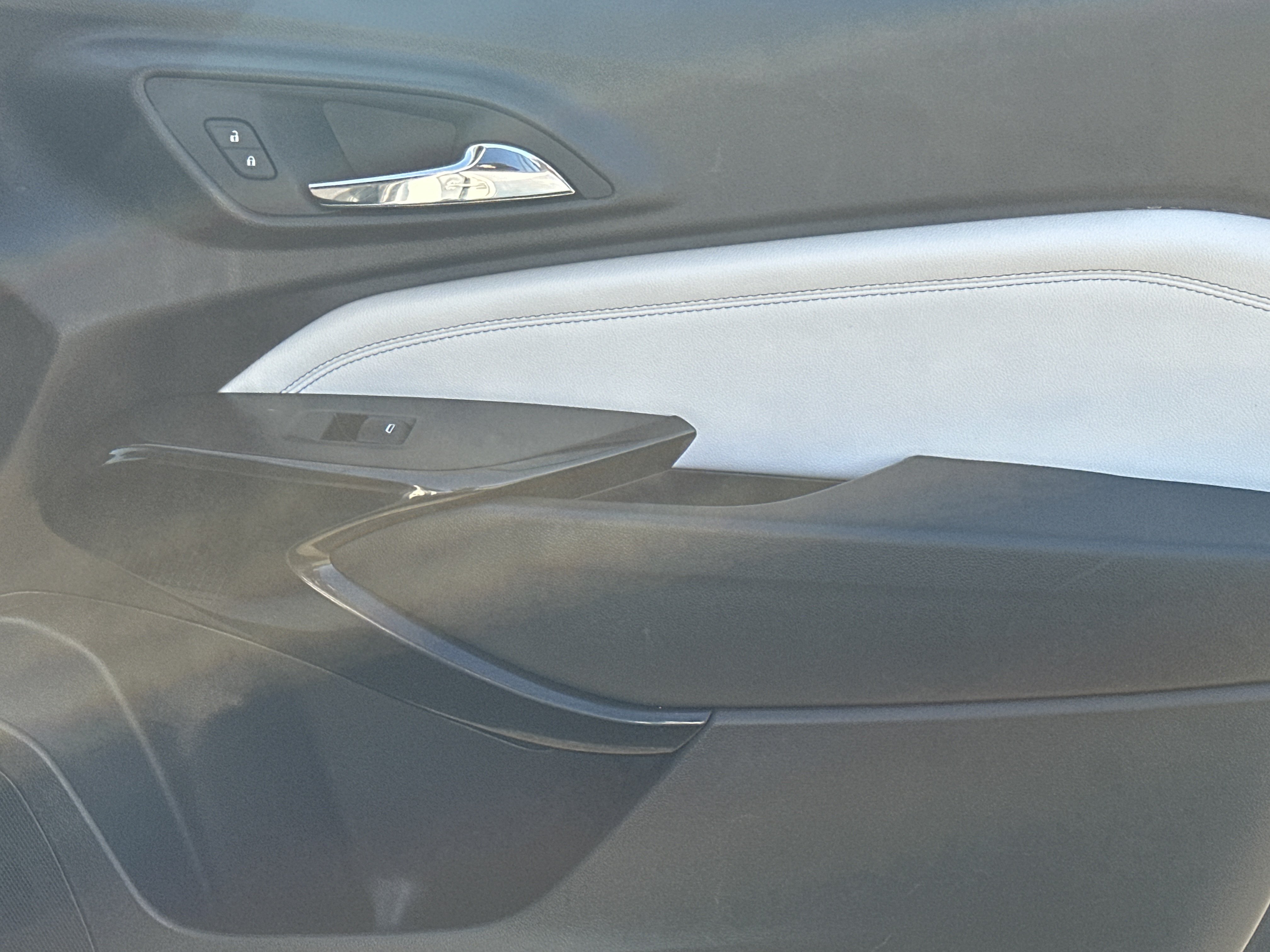 Used 2025 Chevrolet Trax LT FWD image 14