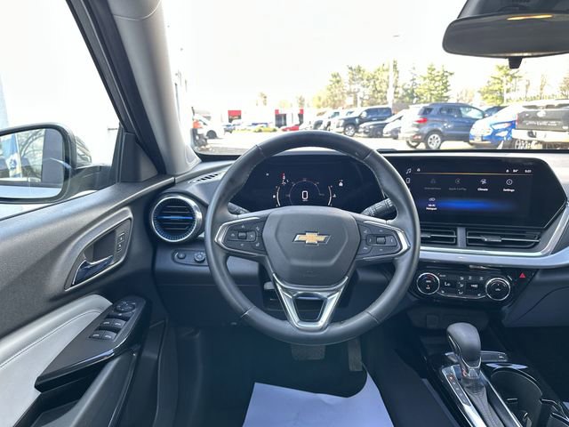 Used 2024 Chevrolet Trax LT w/ Sunroof Package FWD image 13