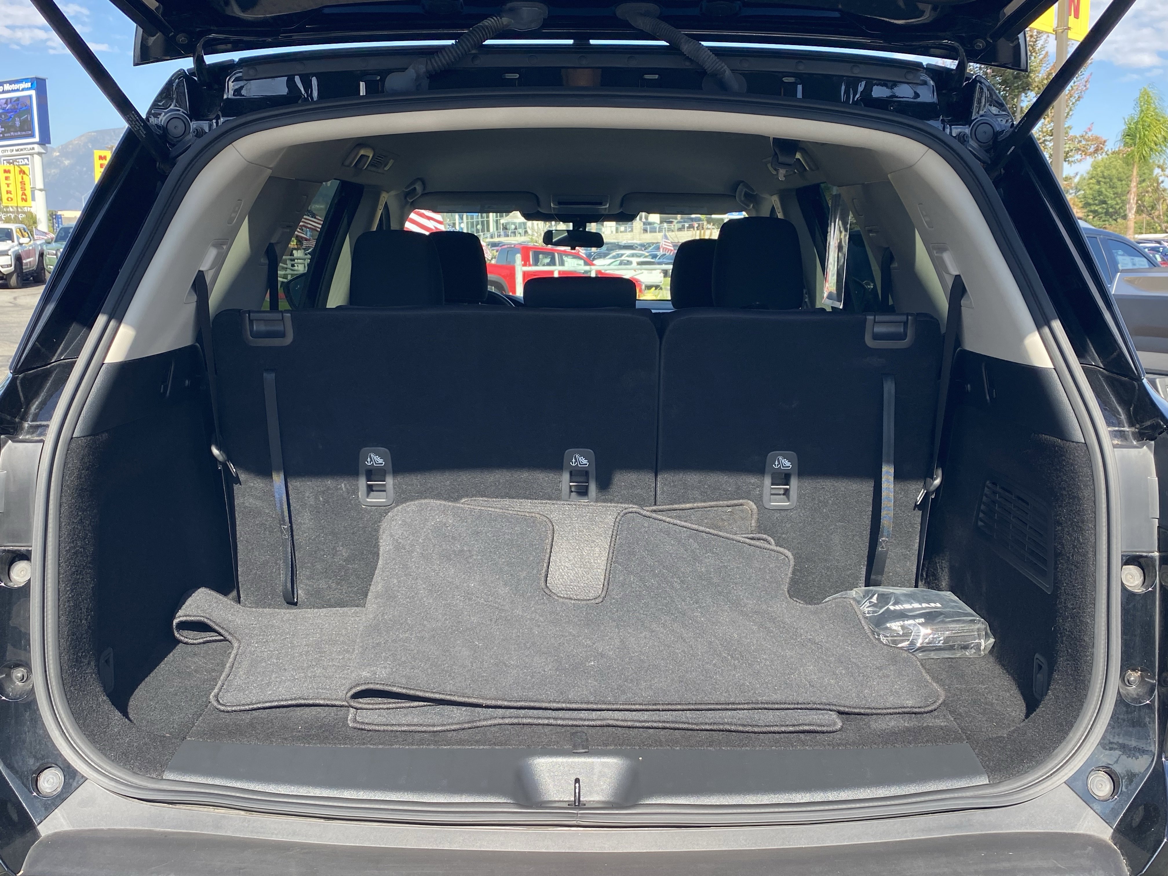 Used 2023 Nissan Pathfinder S image 14