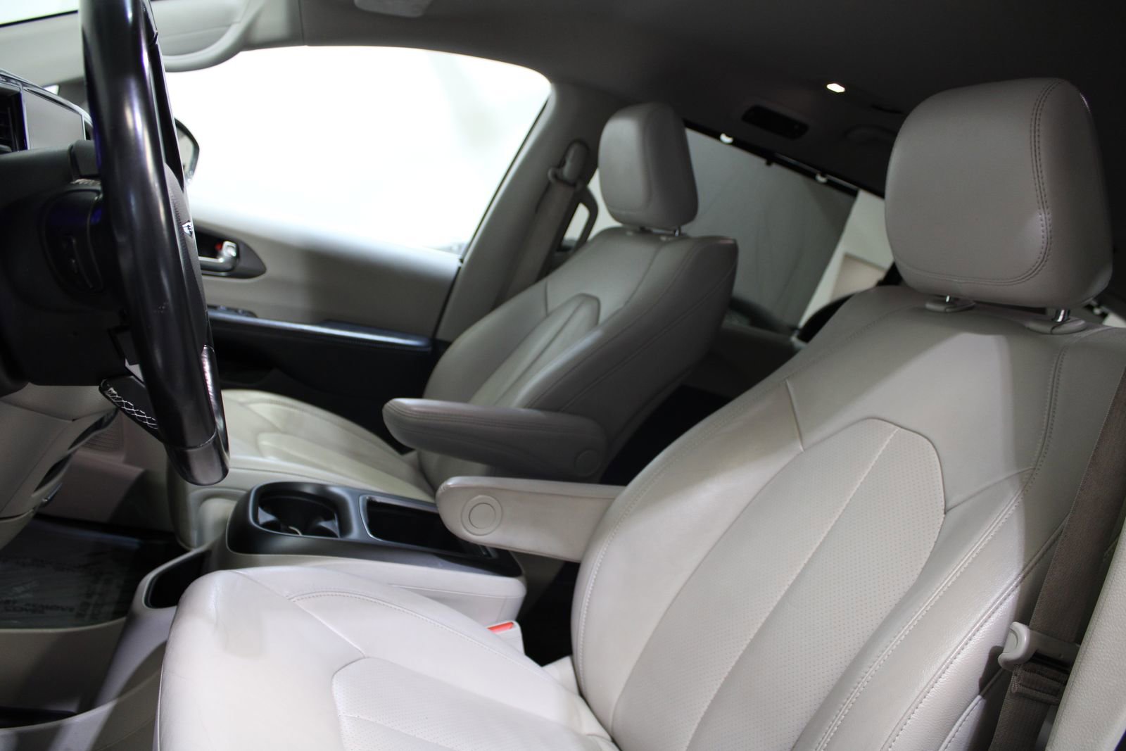 Used 2021 Chrysler Pacifica Touring-L FWD image 28