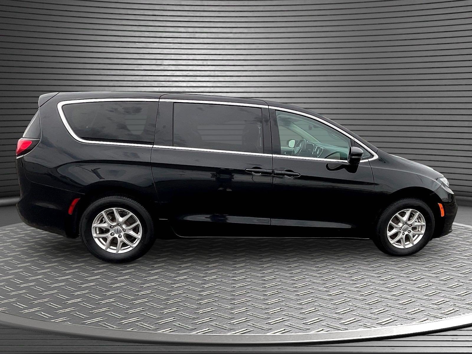 Used 2024 Chrysler Pacifica Touring-L FWD image 8