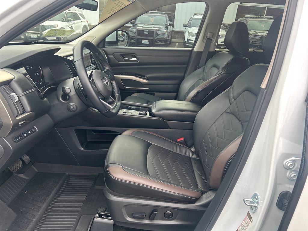 Used 2025 Nissan Pathfinder Platinum w/ Cargo Package image 5