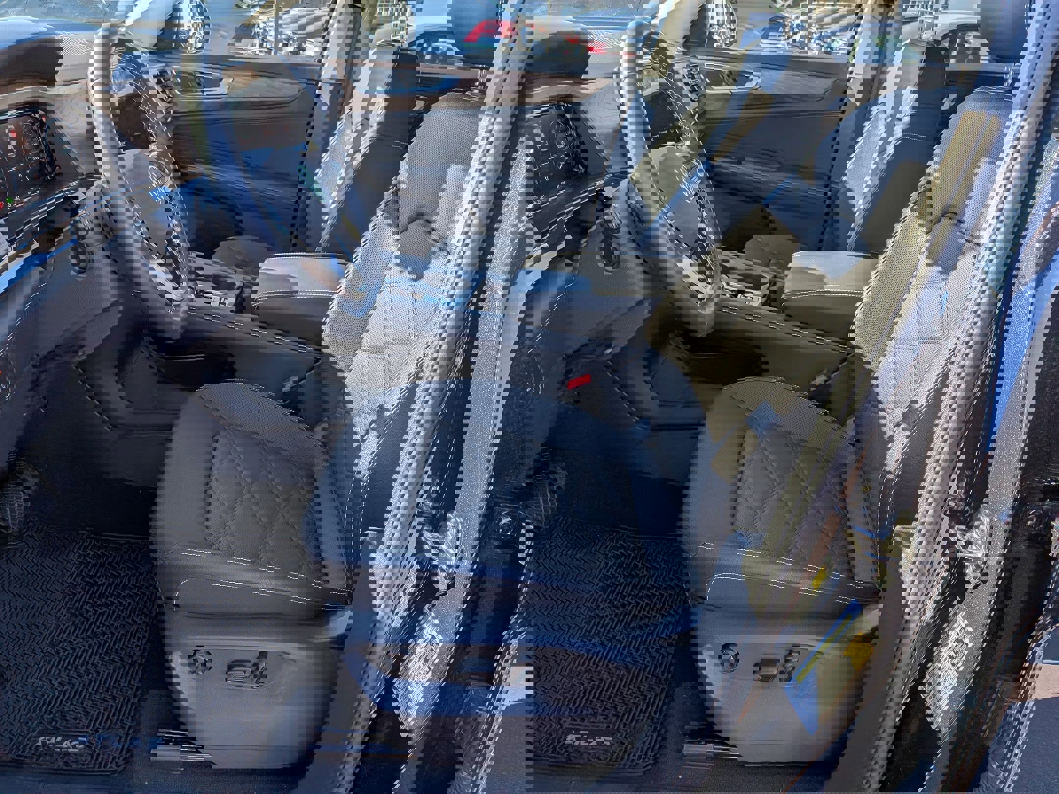 Used 2025 Volkswagen Atlas SE image 14