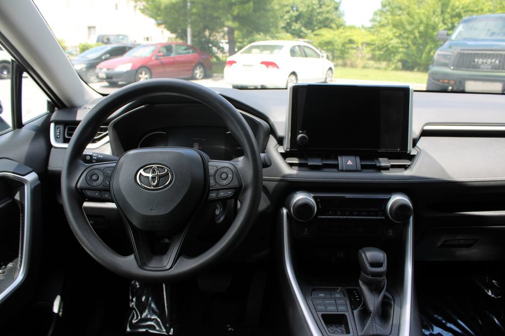 Used 2023 Toyota RAV4 LE AWD/4WD image 16