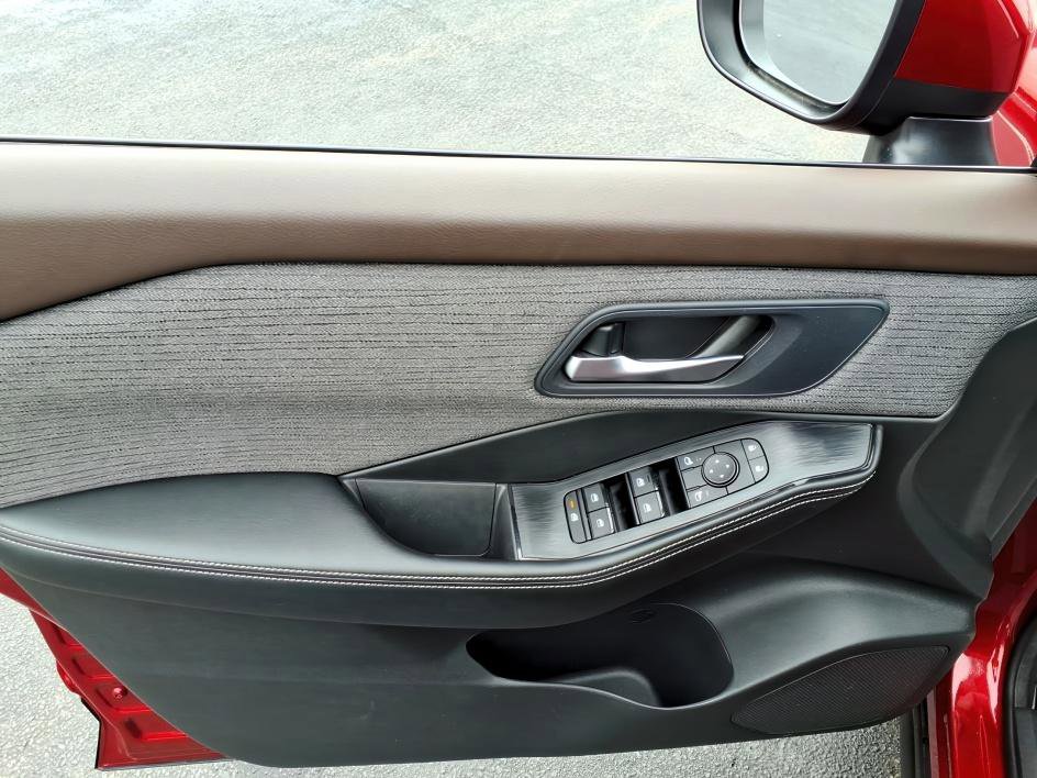 Used 2023 Nissan Rogue SV image 16