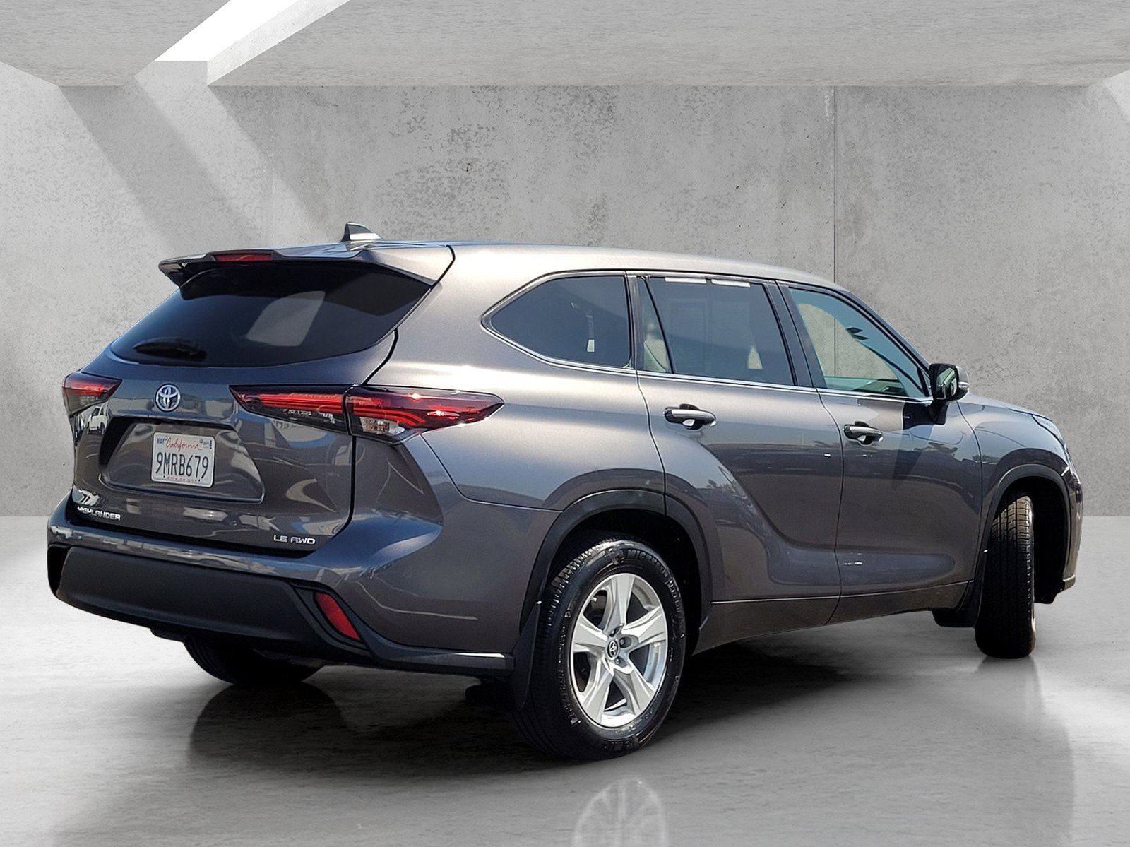 Used 2024 Toyota Highlander LE AWD/4WD image 5