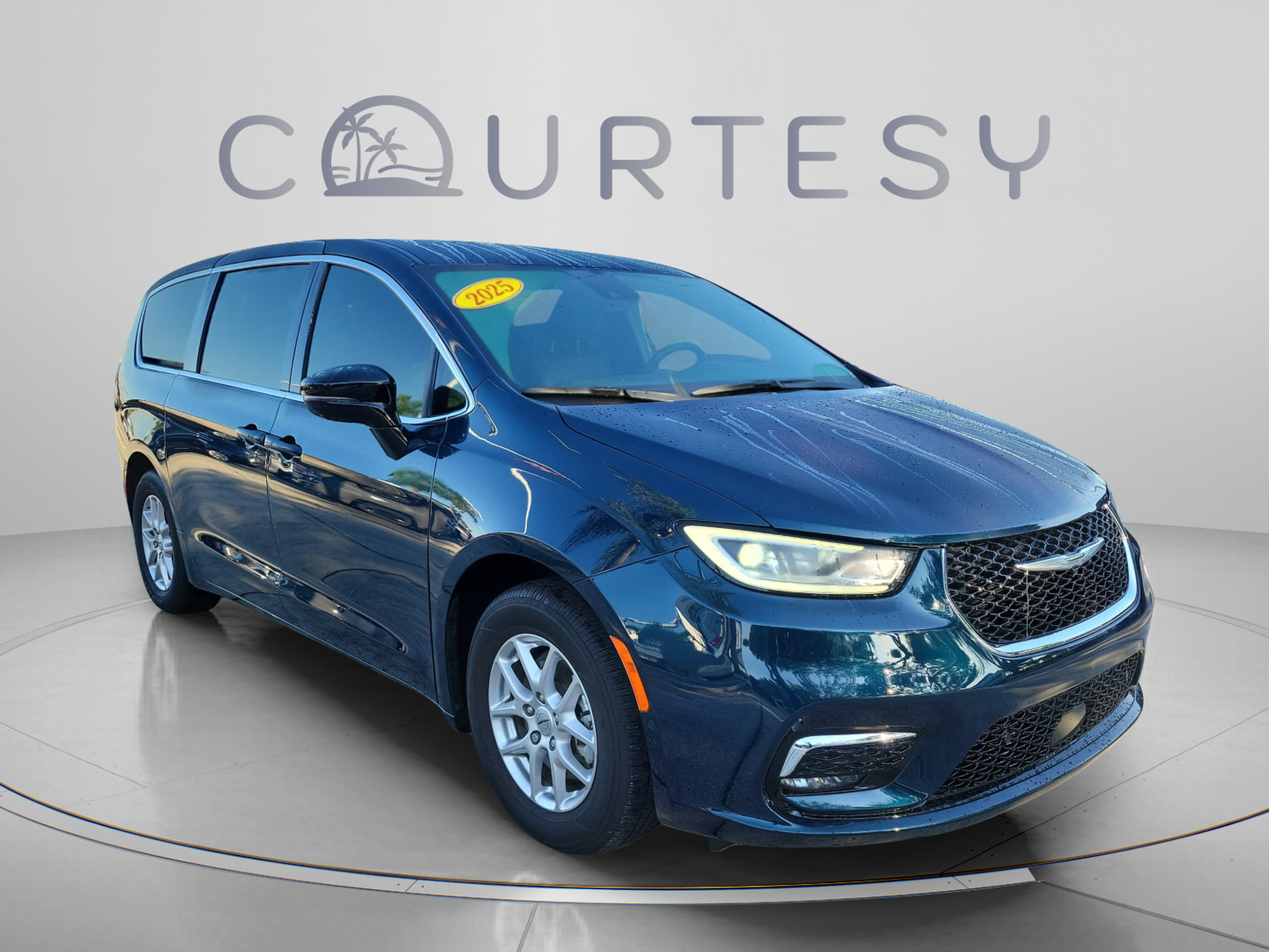 Used 2025 Chrysler Pacifica Select FWD image 4