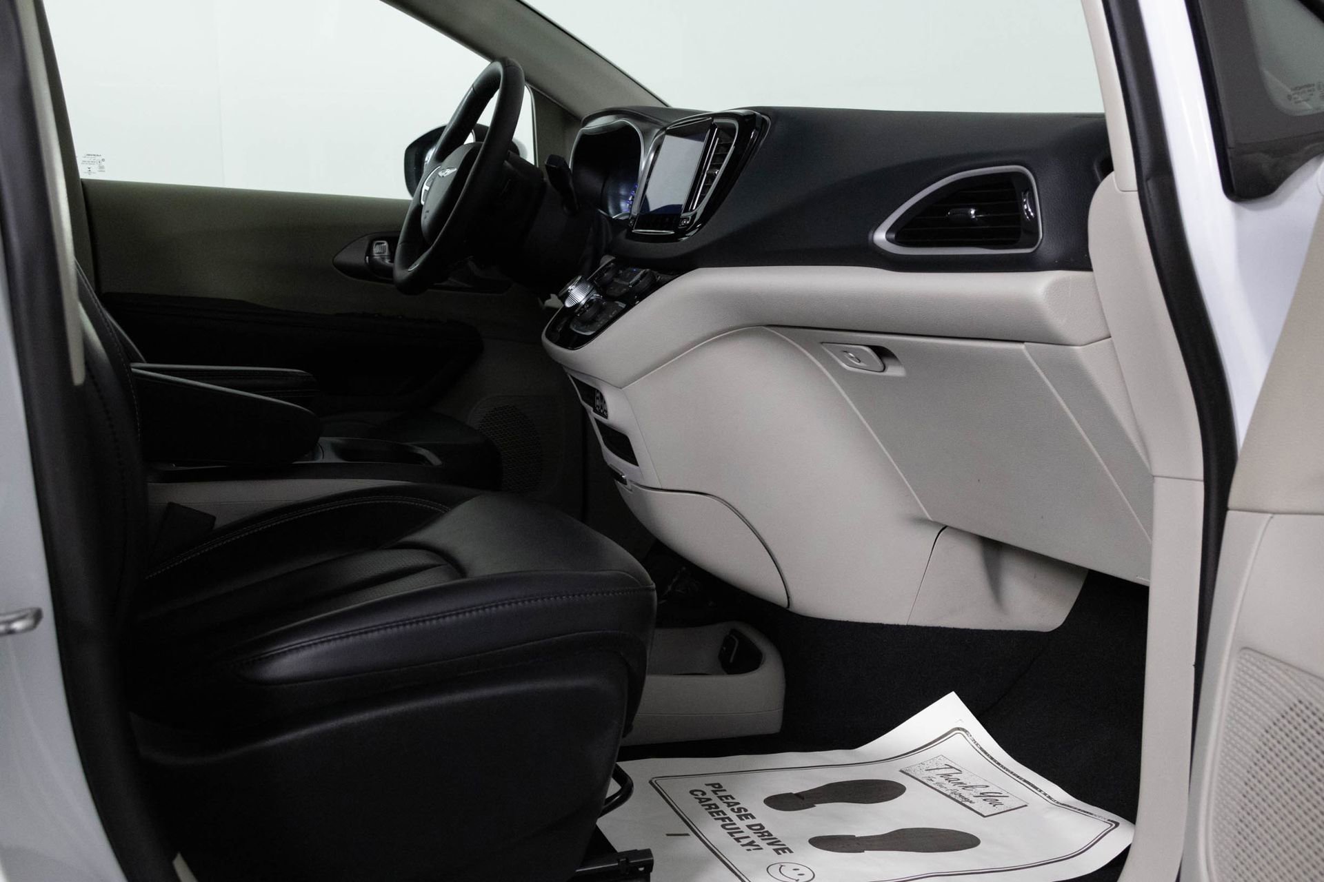 Used 2023 Chrysler Pacifica Touring-L image 35